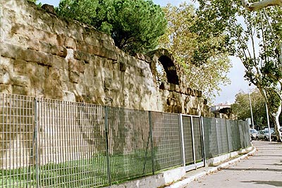 Viale Aventino ved Piazza Albania med et stort velbevaret stykke af Servius-Muren