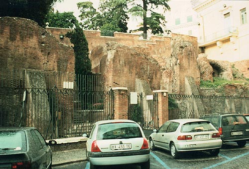 Via Mazzarino med ruinerne under parken Villa Aldobrandini
