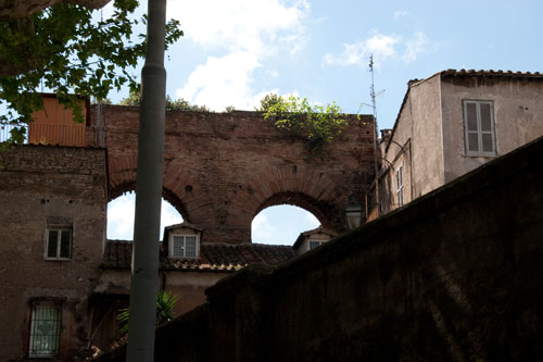 For enden af Via Merulana ses rester af buerne fra Acquedotto Neroniano