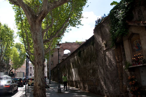 Via Merulana: Muren ind til Ospedale delle Donne