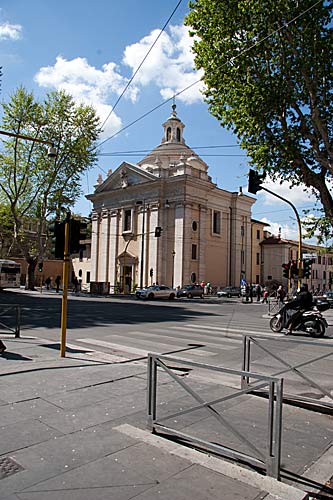 Via Merulana: Kirken Santi Marcellino e Pietro