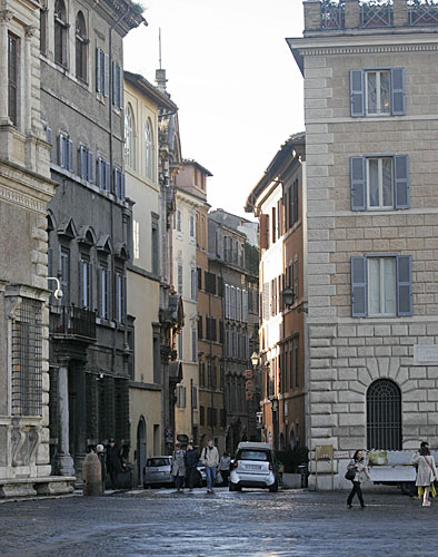 Via di Monserrato set fra Piazza Farnese med Kirken Santa Brigida til højre. - cop. Leif Larsson