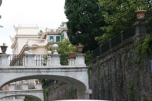 Via della Pilotta. Til højre ses havemuren ind mod Villa Colonna 