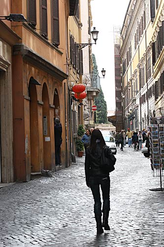 Via di San Vincenzo set fra Piazza di Trevi