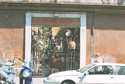 Indgangen til pottemagerværkstedet i Via Torino nr.92: "Terrecotte Persiani"