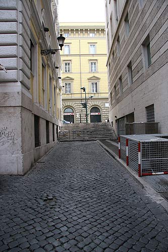 Palazzo Campanari i Via IV Novembre set fra Via del Carmine