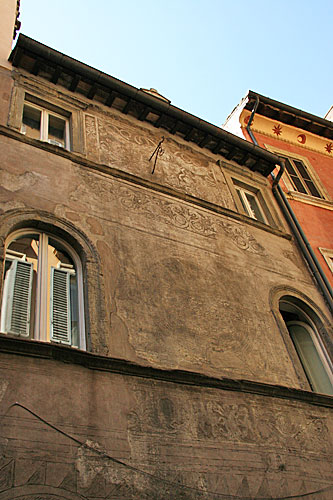 Vicolo Cellini nr. 31: bemalet facade. cop. Leif Larsson