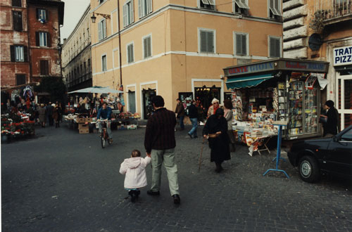 Campo dei Fiori set mod nordst, Via del Pellegrino og Via dei Baullari. cop. Leif Larsson