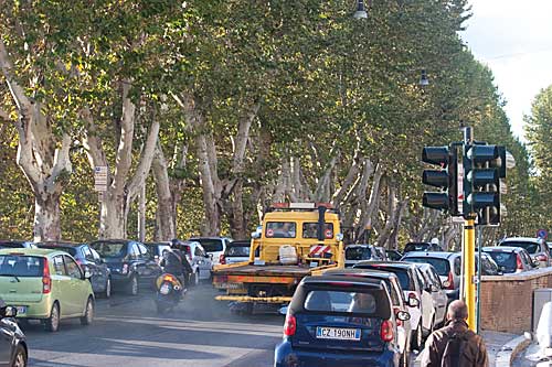 De trafikerede Lungotevere-boulevarder  - cop. Leif Larsson