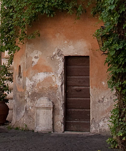 Fragment af antik gravstele på Piazzetta di Monte dei Cenci. cop. Leif Larsson