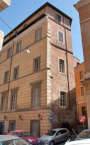 Gyden Via di Monte dei Cenci ses fra Via Beatrice Cenci sno sig opad højen. cop. Leif Larsson