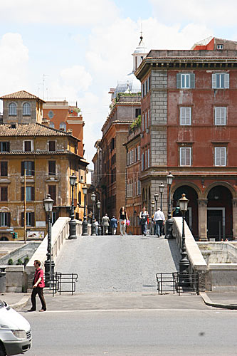 Udsigt mod Via dei Pettinari fra Piazza Trilussa - cop.Leif Larsson