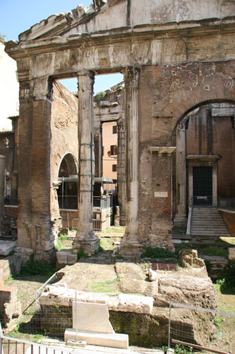 Portico d'Ottavia med Kirken Sant'Angelo in Pescheria - cop.Leif Larsson