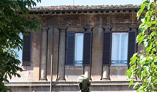 Piazza Sforza Cesarini: Bagsiden af Palazzo Accetti. Foto cop. Leif Larsson