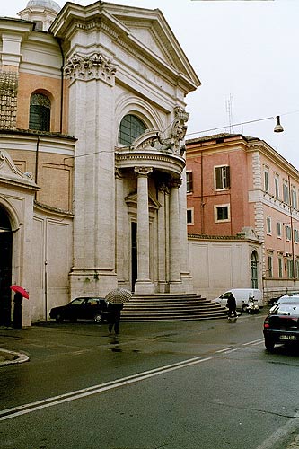 Kirken Sant'Andrea al Quirinale:facaden