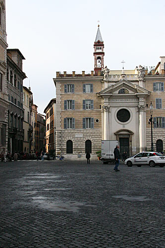 Piazza Farnese mod Via di Monserrato og Kirken Santa Brigida. foto cop.: Leif Larsson