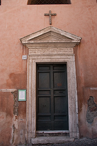 Kirken San Tommaso dei Cenci, portal mod Piazza delle Cinque Scole. cop. Leif Larsson