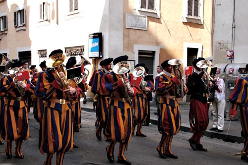 Schweizergardens optog i Via del Corso den 4.maj 2006