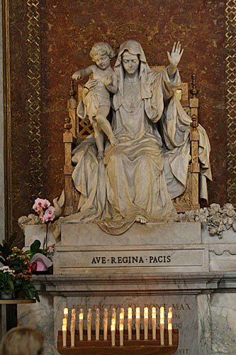 Statue af Maria Regina Pacis i Kirkens venstre side
