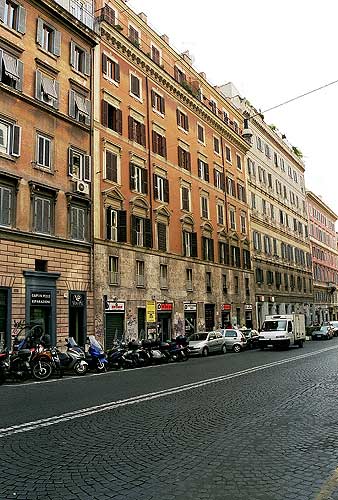 Østsiden af Via Cavour efter Via dei Quattro Cantoni