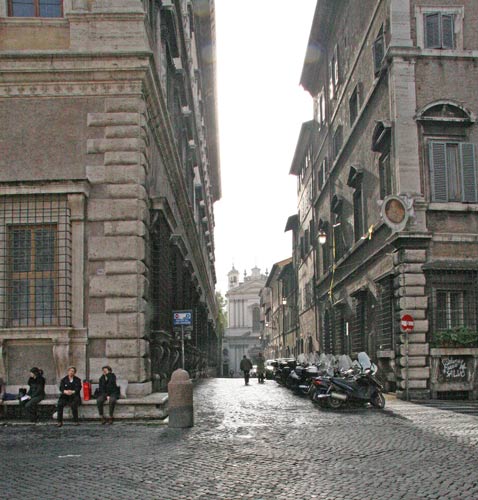 Via dei Farnesi set fra Piazza Farnese mod Kirken Santa Maria dell'Orazione e Morte. Cop. Leif Larsson