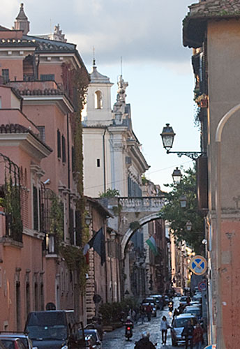 Via Giulia med Buen Arco Farnesiano og Antiquario Farnesiano - cop.Leif Larsson