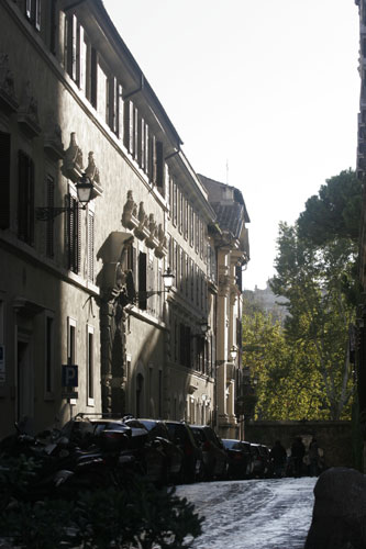 Via del Mascherone. Santi Giovanni e Petronio dei Bolognesi skimtes for enden af gaden - cop.Leif Larsson