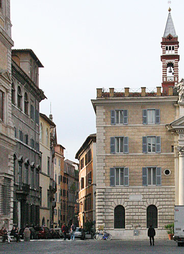 Via di Monserrato set fra Piazza Farnese med Kirken Santa Brigida til højre. - cop. Leif Larsson