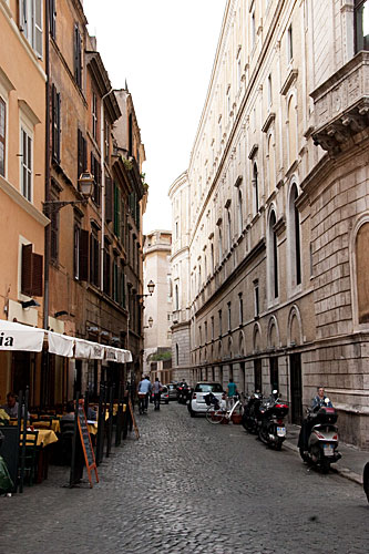 Via del Pellegrino fra Campo de' Fiori. - cop. Leif Larsson