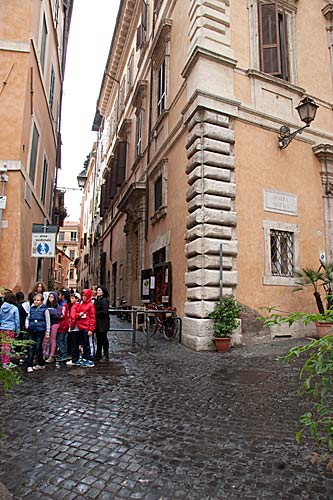 Piazza Mattei med Via dela Reginella. - cop. Leif Larsson