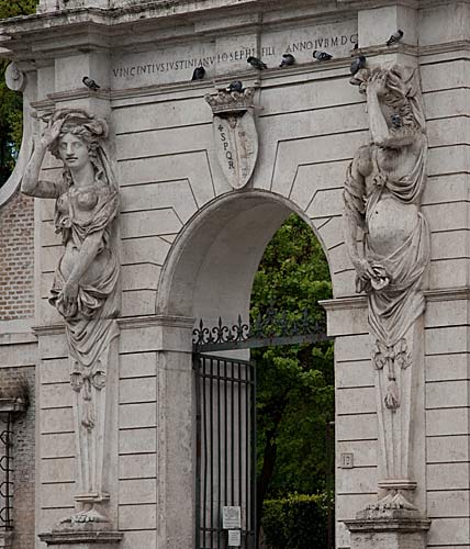 Portalen fra Villa Giustiniani står idag som indgang til Villa Celimontana